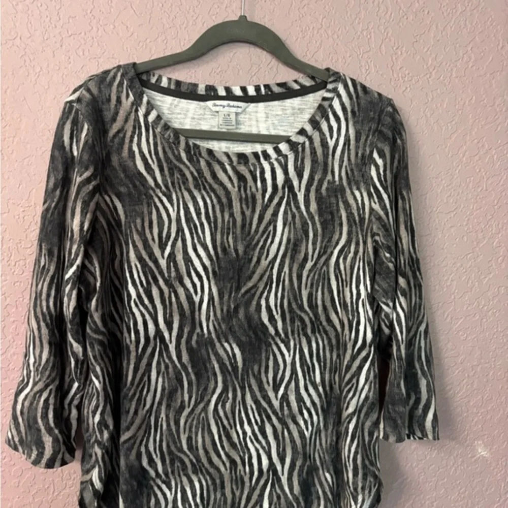Tommy Bahama Womans Soft Animal Zebra Loft lightweight